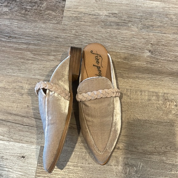 Free People taupe velvet pointy flats new with box - Picture 2 of 3